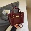 Elegante borsa a secchiello bordeaux scuro con finiture dorate e tracolla regolabile - Rosso Vino Senza Pendente