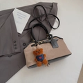 Bolso tote vintage de ante beige con ribete de cuero negro y un colgante de oso de peluche - Gris Arroz Con Colgante
