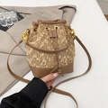 Piccola borsa a secchiello in peluche marrone con finiture in pelle e coulisse per l'autunno - Cachi
