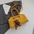 Bolso tote de ante amarillo mostaza con colgante de oso y correa de hombro desmontable - Amarillo con Colgante