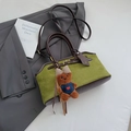 Bolso tote vintage de ante verde aguacate y cuero marrón con un amuleto de oso - Verde con Colgante