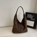 Detailansicht einer dunkelbraunen Hobo-Tasche mit Leopardenmuster und weichem Samt - Leopardenmuster