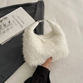 Schicke weiße flauschige Schultertasche aus Kunstpelz mit Ledergriff und Silberbeschlag - Weiß