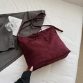 Detalle del bolso tote de ante burdeos con lazo decorativo y superficie con textura - Rojo