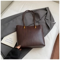 Sac fourre-tout marron foncé minimaliste avec texture tissée en V et boucles dorées - Café sans Pendentif