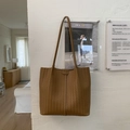 Detail der hochwertigen braunen Leder-Webstruktur einer geräumigen Herbst-Tote-Bag - Mandelblüte