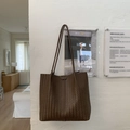 Nahaufnahme einer dunkelbraunen gewebten Leder-Tote-Bag mit Intrecciato-Struktur - Braun
