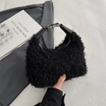 Sac à main croissant noir en fausse fourrure avec poignée cuir et boucle argentée - Noir