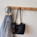 Borsa tote nera a grana con ciondolo a forma di cucciolo di peluche marrone - Nero (con pendente)