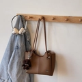 Borsa tote in pelle martellata marrone con ciondolo a orsetto appesa a un gancio - Cachi (Con Ciondolo)
