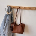 Borsa tote marrone in pelle con ciondolo a forma di orso e tracolla lunga trendy - Marrone (Con Pendaglio)