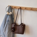 Borsa tote in pelle marrone a grana litchi con ciondolo a forma di orsetto - Caffè (con Ciondolo)