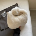 Witte pluizige pluche tas in de vorm van een dumpling met gedraaid handvat - Off-wit