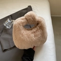 Minimalistische beige pluche wolkentas met een elegant geknoopt handvat detail - Khaki