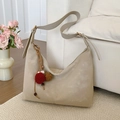 Chique beige hobo-tas in mat leer met vintage bedeltjes en logo-reliëf op de zijde - Off-wit