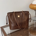 Borsa tote grande marrone scuro in ecopelle con dettagli dorati e coulisse laterali - Sabbia