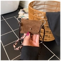 Detailansicht der braunen Mini-Wildledertasche mit geflochtenem Satin-Schultergurt - Stil Zwei (1101533) / Braun