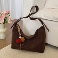 Bruine suède hobo-tas in halve maanvorm met decoratieve kralenhanger voor dames - Bruin