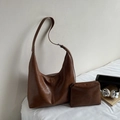 Bolso hobo marrón con neceser a juego y correa ancha ajustable de cuero sintético - Marrón Amarillento (Con Bolsa)