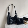 Detalle macro de bolso hobo de cuero granulado negro con su estuche a juego - Negro (Con Bolsa)
