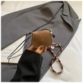 Detail der braunen Wildleder-Minitasche mit Klappe und Lederband für Accessoires - Stil Eins (1101533) / Braun