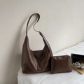 Detalle del conjunto de bolsos hobo de cuero vintage marrón con neceser a juego - Marrón (Con bolsa pequeña)