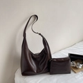 Detalle del conjunto de bolso tote de cuero marrón oscuro con estuche a juego estilo sobrio - Café (Con Bolsa)