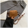 Mini-Umhängetasche aus braunem Wildleder mit geflochtenem Gurt und Seidendetail - Stil Eins (1101533) / Braun