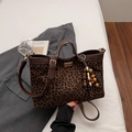 Vintage leopard print shoulder bag with gold hardware and beaded tassel detail - With Charm / Leopard Print