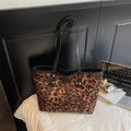 Grand sac cabas à imprimé léopard avec détails dorés et fines anses en cuir - Marron Jaune