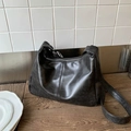 Retro zwarte lederen hobo-tas met een brede schouderriem en zilveren verstelbare gesp - Zwart zonder Hanger