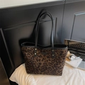 Grand sac cabas léopard marron avec anses noires et étiquette mode décorative - Marron