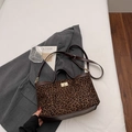 Vintage-Schultertasche mit Leopardenmuster, dunkelbraunem Lederbesatz und Goldschloss - Ohne Anhänger / Leopardenprint