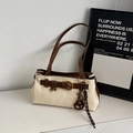 Détail du sac sous les bras bicolore avec boucle dorée et pendentif en forme de cœur - Blanc Cassé Avec Pendentif