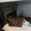 Grand sac cabas à imprimé léopard avec rivets dorés et fines anses noires - Brun Rouge