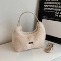 Dettaglio della borsa beige in pelliccia sintetica con placca argento e trama morbida - Beige