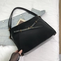 Minimalistische zwarte suède-look draagtas met goudkleurige gesp en een schouderriem - Zwart