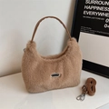 Dettaglio della borsa hobo in pelliccia sintetica marrone con placca e tracolla - Cachi