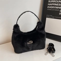 Dettaglio della borsa hobo in ecopelliccia nera con placca metallica e cerniera argento - Nero