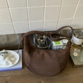 Vue détaillée du sac hobo en daim marron foncé avec bandoulière réglable dans un décor - Marron