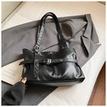 Detail van zwarte PU-leren shopper met gespen en zilveren ogen op een blazer - Zwart
