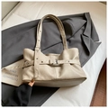 Detailopname van de beige tote bag van generfd leer met metalen gesp en riemdetail - Broken Wit