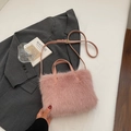 Sac à bandoulière chic en fausse fourrure rose avec lanières en cuir pour un look d'hiver - Rose Sans Pendentif