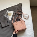 Borsa a secchiello minimalista in pelle rosa con tracolla e rivetti dorati - Rosa senza ciondolo
