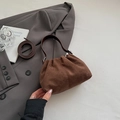 Detail einer braunen Wildleder-Falten-Cloud-Tasche mit silbernen Beschlägen und Gurt - Braun