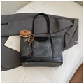 Grote donkergrijze tote bag met marmerpatroon en zwarte leren rand en hanger - Zwart met hanger