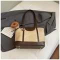 Grote beige suède en bruin lederen shopper met een pluchen donut-bedeltje en geweven riem - Beige Met Hanger