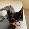 Sac hobo noir vintage en cuir mat et verni avec bandoulière à chaîne dorée - Noir
