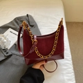 Sac hobo bordeaux en daim et cuir brillant avec une grosse chaîne dorée élégante - Bordeaux