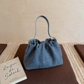 Dettaglio borsa in camoscio blu con design a pieghe a nuvola e fibbia in metallo lucido - Blu